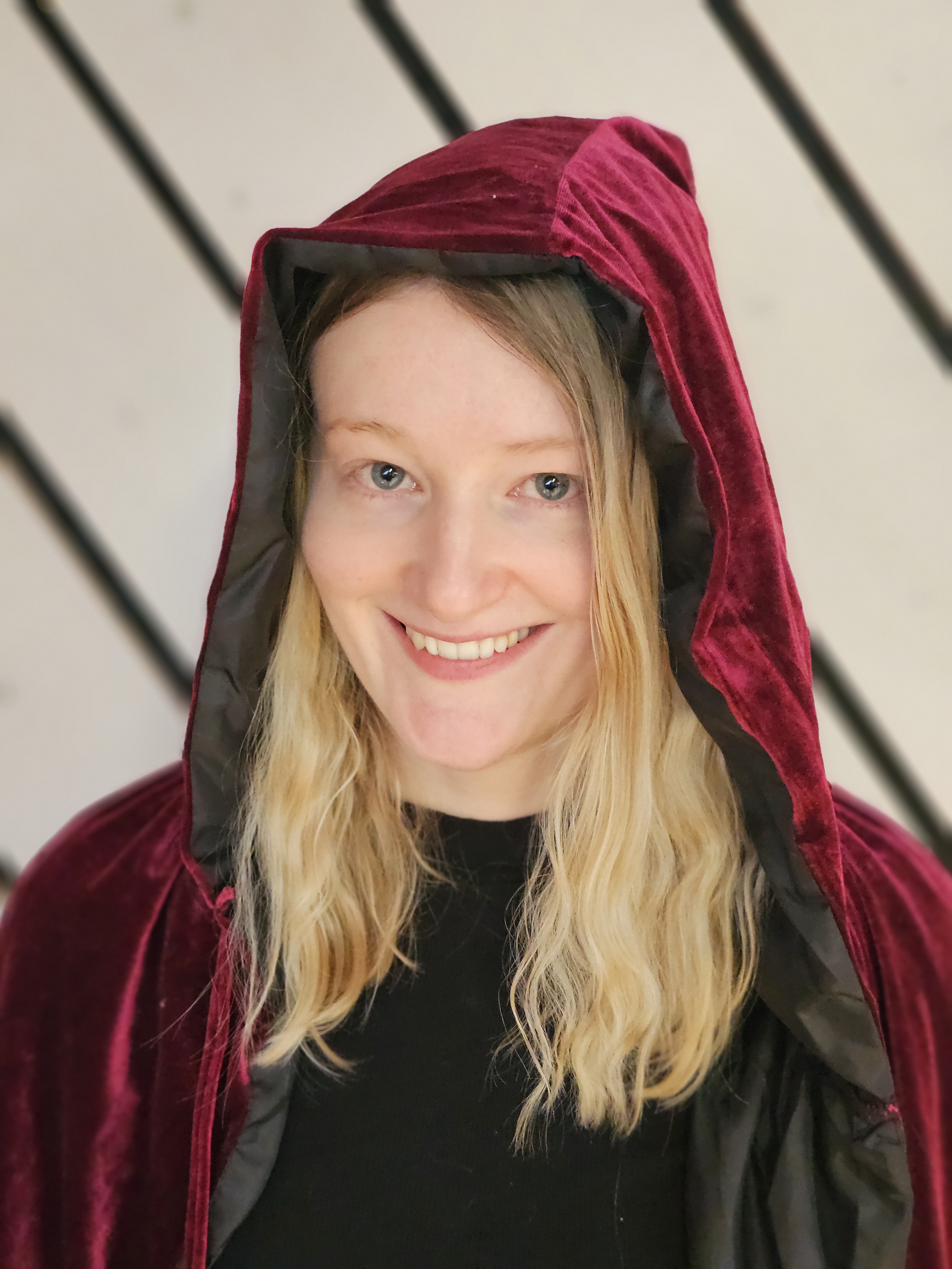 Elinor Morris en costume